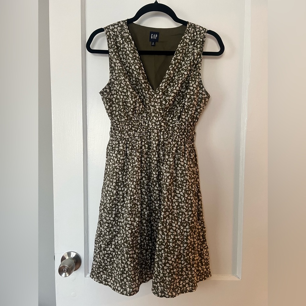GAP Crinkle Empire Waist Olive Floral Dress (with pockets!!)